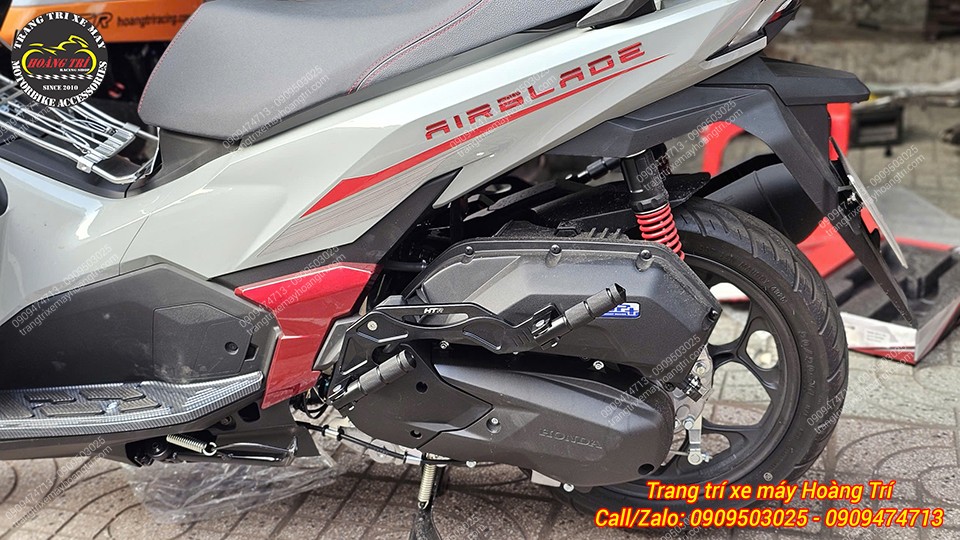 Gác chân phụ HTR lắp bên hông Airblade 2026, hỗ trợ người ngồi sau đặt chân thoải mái