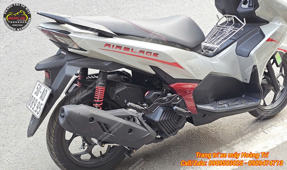 Tổng thể Airblade 2026 màu xám đỏ gắn gác chân phụ HTR, tăng tiện ích khi sử dụng