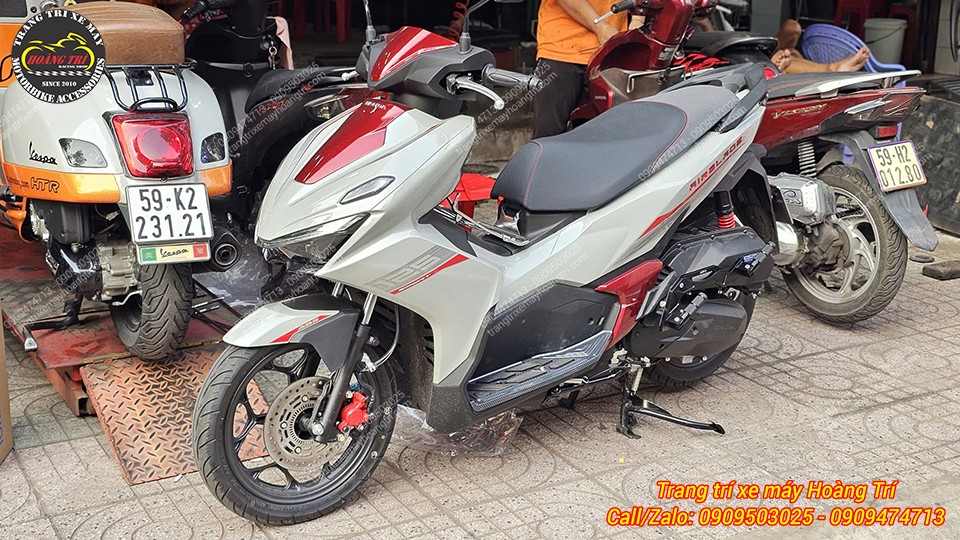 Gác chân phụ HTR hai vị trí gác chân thêm sự an toàn, tiện ích cho Airblade 2026