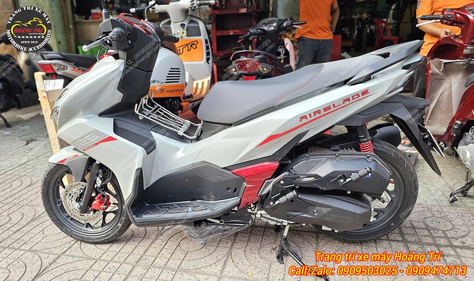 Gắn gác chân phụ HTR Airblade 2026, gọn gàng, không cấn xe, trang trí xe AB 2026