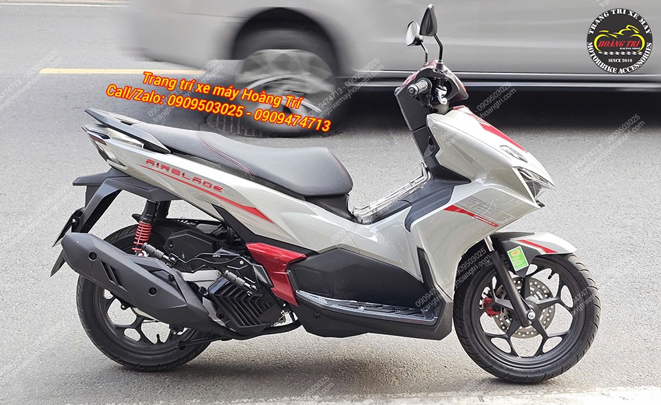 Gác chân phụ HTR lắp chắc chắn, không rung lắc cũng như không khoan đục trên xe