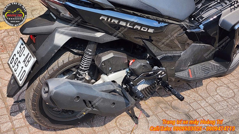 Phiên bản Airblade màu đen bóng gắn gác chân phụ HTR, tăng điểm nhấn thể thao