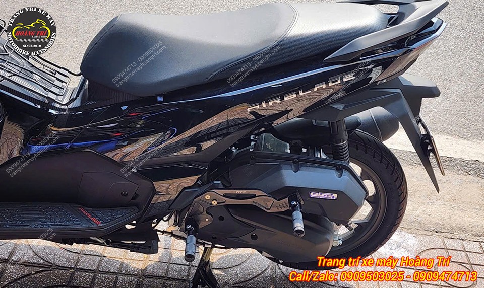Cận cảnh gác chân phụ HTR trên Airblade đen, chất liệu kim loại cứng cáp, bền bỉ
