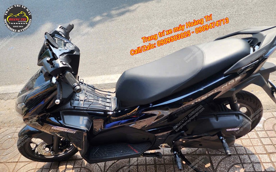 Góc chụp tổng thể Airblade đen gắn gác chân phụ HTR, phù hợp đi phố và đường dài