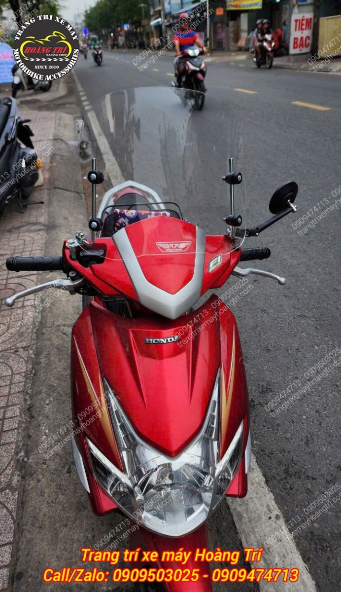 Chiếc Airblade nâng cấp mẫu kính chắn gió cao TRU-C30 trong suốt che chắn cho bé cưng