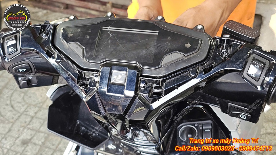 Mặt kính đồng hồ cũ của Airblade 2020 bị xước, cần được thay thế để đảm bảo thẩm mỹ