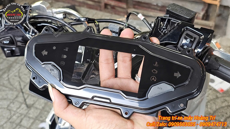 Cận cảnh mặt kính đồng hồ Airblade 2020 mới, trong suốt, đang được kỹ thuật lắp đặt