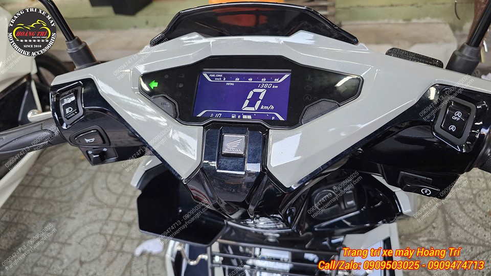 Sau khi thay mặt kính mới, đồng hồ hiển thị rõ ràng, mới mẽ trên xe Airblade 2020 màu trắng
