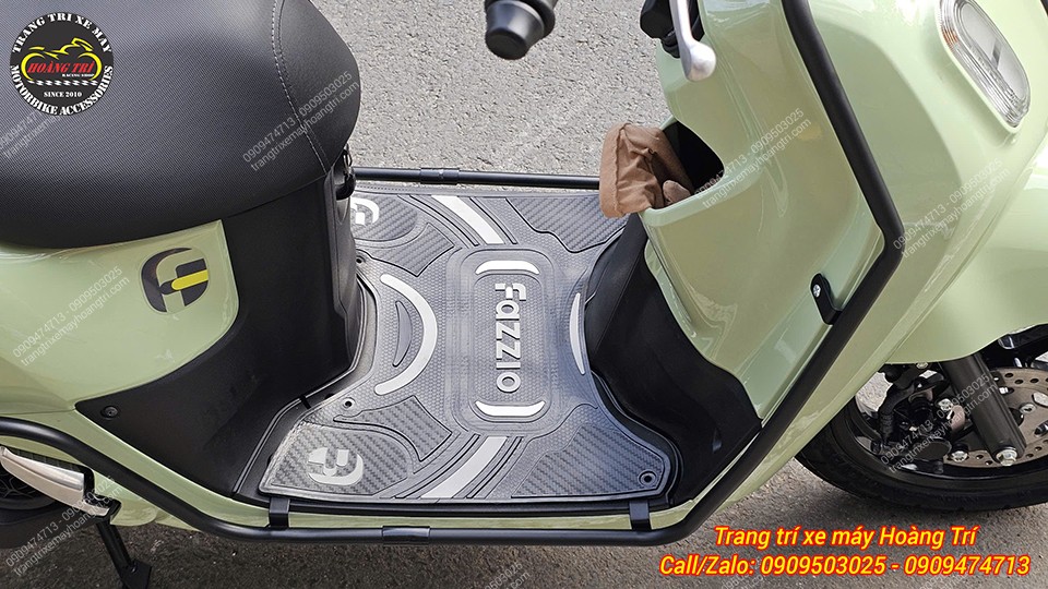 Cận cảnh thảm để chân Fazzio 125 Thái Lan, họa tiết vân carbon và logo Fazzio màu bạc nổi bật