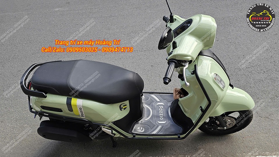 Fazzio 125 được anh khách nâng cấp thảm để chân và khung bảo vệ tạo sự đồng bộ, đẹp mắt
