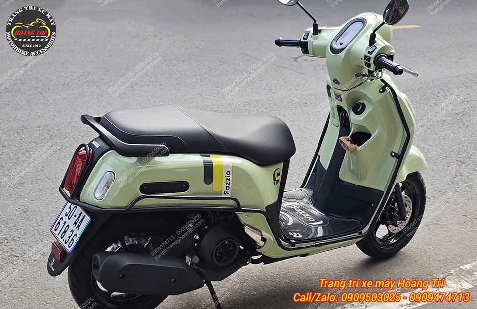 Thảm để chân Fazzio 125 giúp bám chắc chân hơn, chống trượt khỏi sàn xe