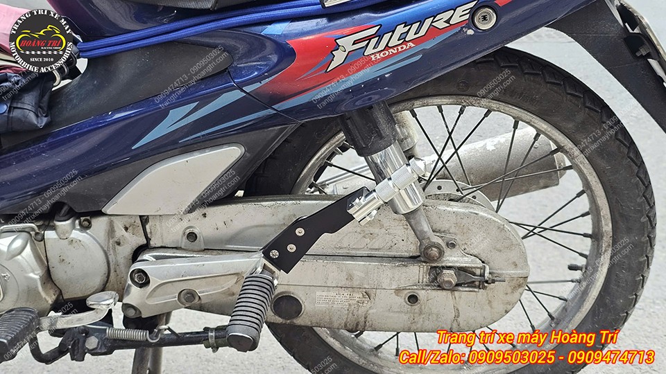 Gác chân phụ màu bạc với pát màu đen nổi bật trên xe Future 110