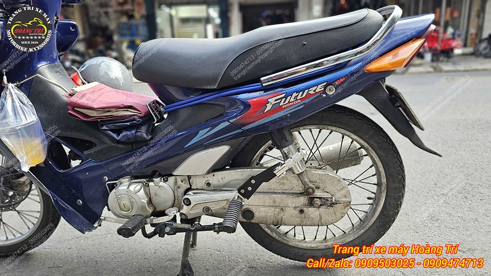 Góc nhìn hông xe cho thấy gác chân phụ tạo điểm tựa chắc chắn