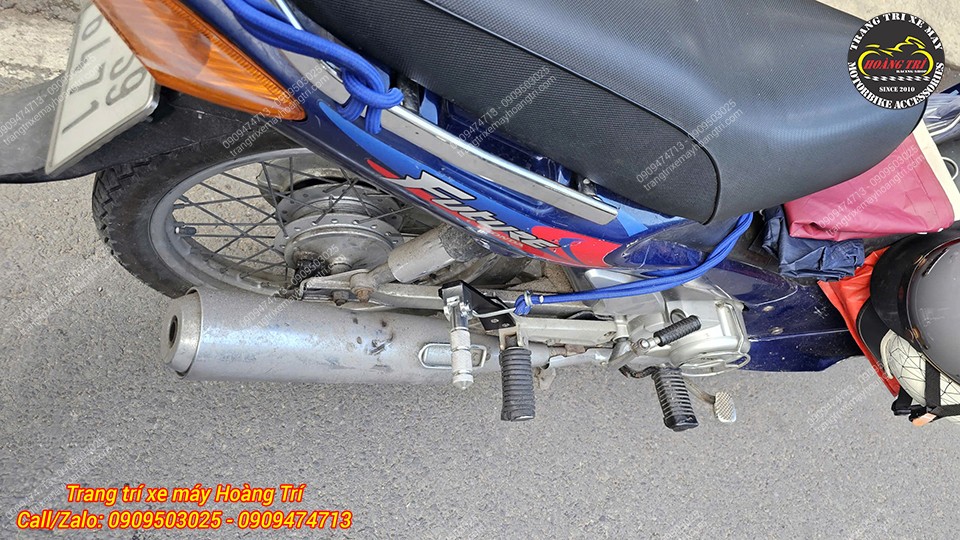 Vị trí gác chân phụ bên phải được gắn trực tiếp trên gác chân zin của xe