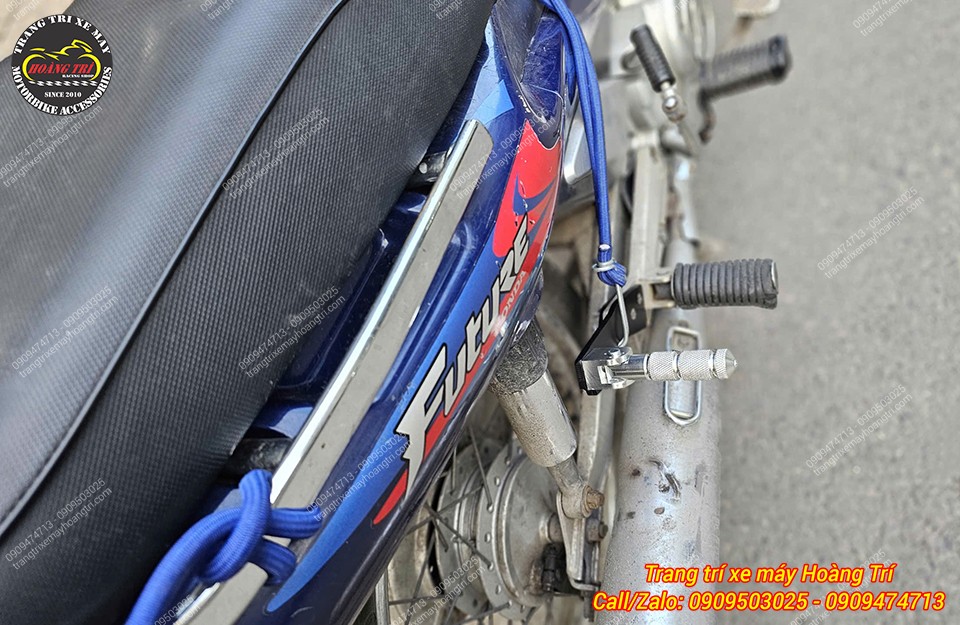 Gác chân phụ lắp hoàn chỉnh, không ảnh hưởng đến các chức năng khác của xe