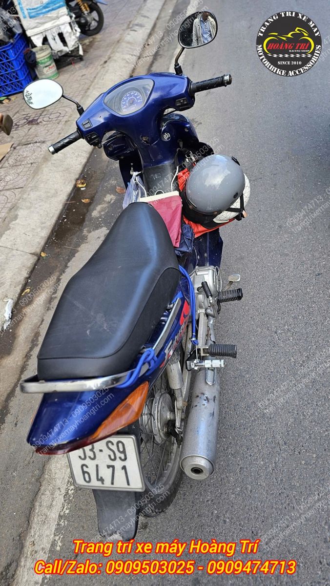 Góc sau cho thấy gác chân phụ tăng thêm tiện ích và tạo điểm nhấn cho xe