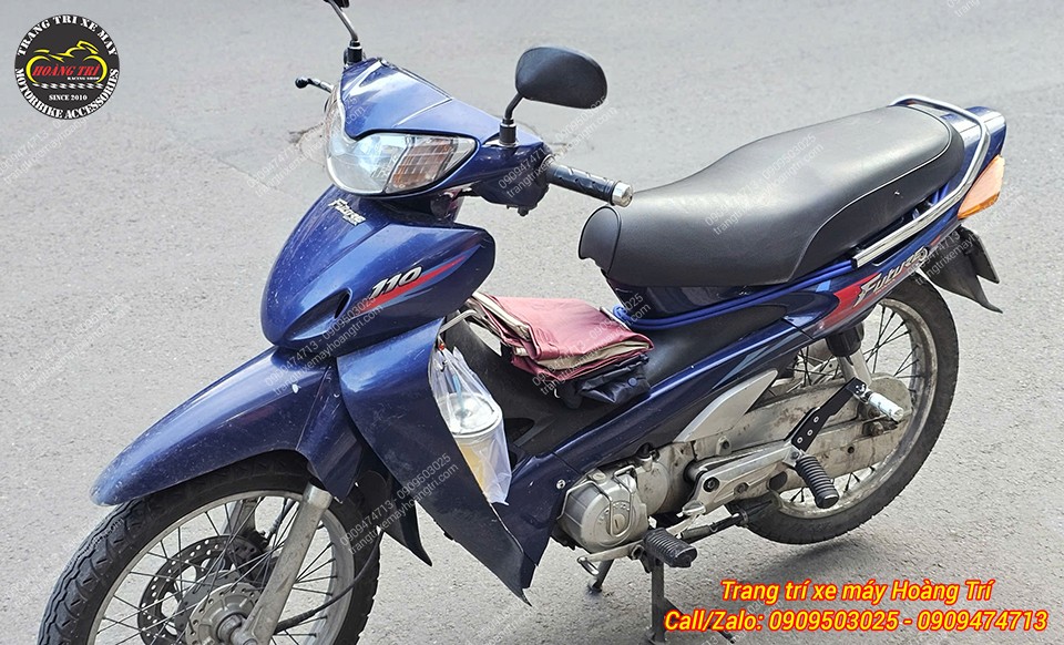 Future 110 xanh dương nổi bật hơn với gác chân phụ tiện ích cho chuyến đi dài