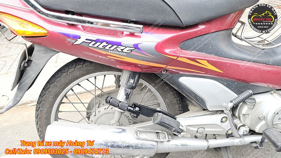 Gác chân phụ gắn Honda Future được lắp gọn tại vị trí gác chân zin của xe