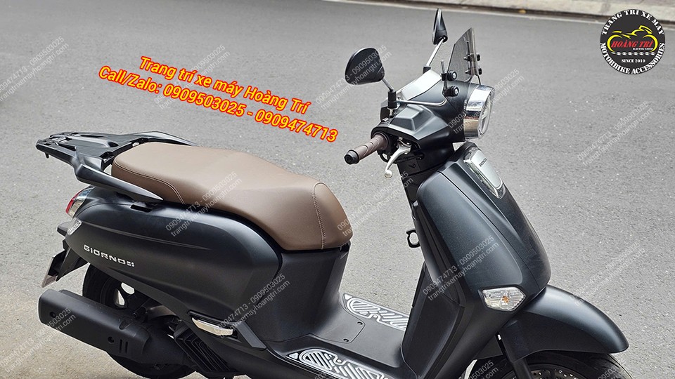 Kết hợp với kính chắn gió phía trước càng làm tăng phong cách lịch lãm hơn cho xe