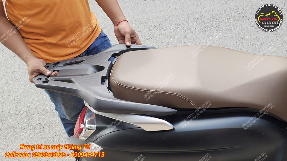 Kỹ thuật đang ướm thử baga sau nhôm đúc Sh để anh khách chọn lựa màu sắc ưng ý