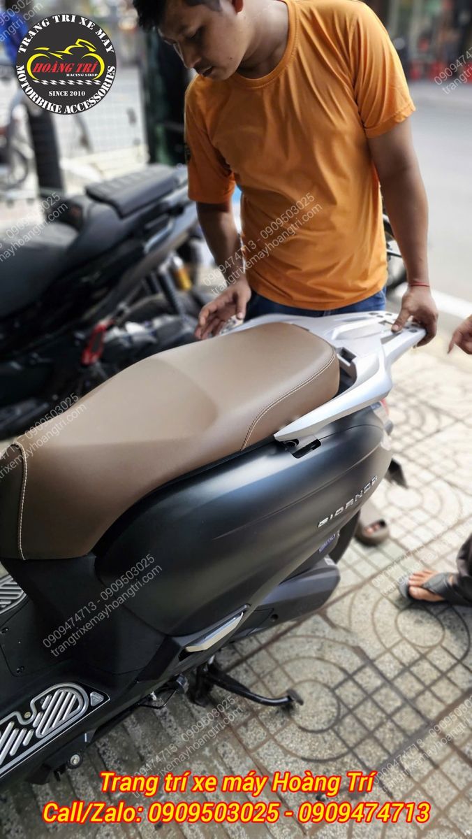 Màu đen rồi thì qua màu trắng để anh khách trải nghiệm sự khác biệt