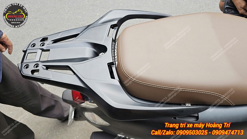 Sau cùng anh khách quyết định nâng cấp mẫu baga sau Sh nhôm đúc màu đen để đồng bộ xế cưng