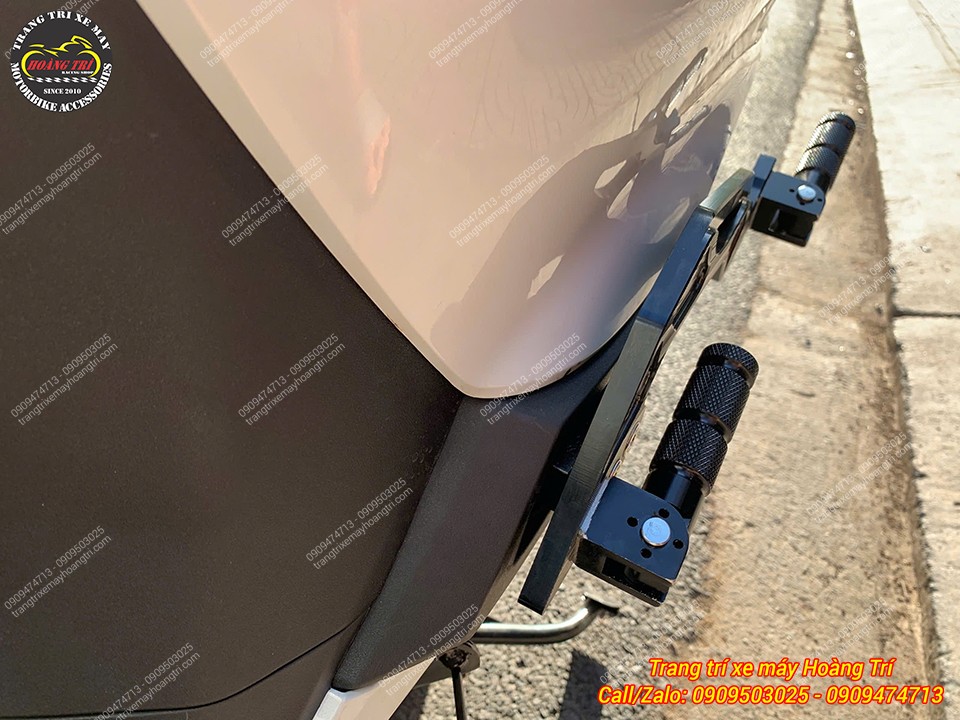 Cận cảnh gác chân phụ HTR nhôm CNC gắn sát thân xe Giorno 125 gọn gàng