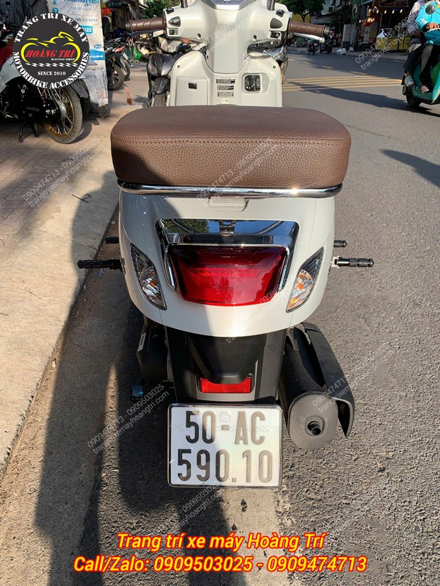 Toàn cảnh phía sau Giorno 125 sau khi lắp gác chân phụ HTR hai bên