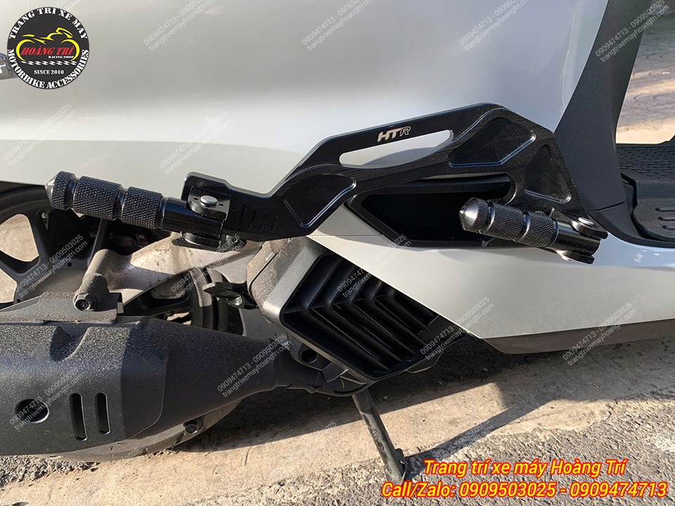 Gác chân phụ HTR lắp vào vị trí gác chân zin nên rất chắc, không ảnh hưởng sườn xe
