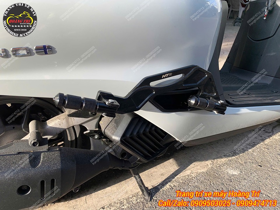 Gác chân phụ HTR lắp hoàn thiện trên Giorno 125 màu trắng tăng tiện ích chở 2 người ngồi sau