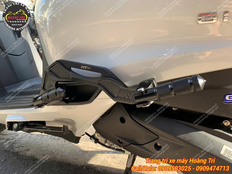 Gác chân phụ HTR Giorno 125 lắp gọn gàng, không gây vướng chân người lái