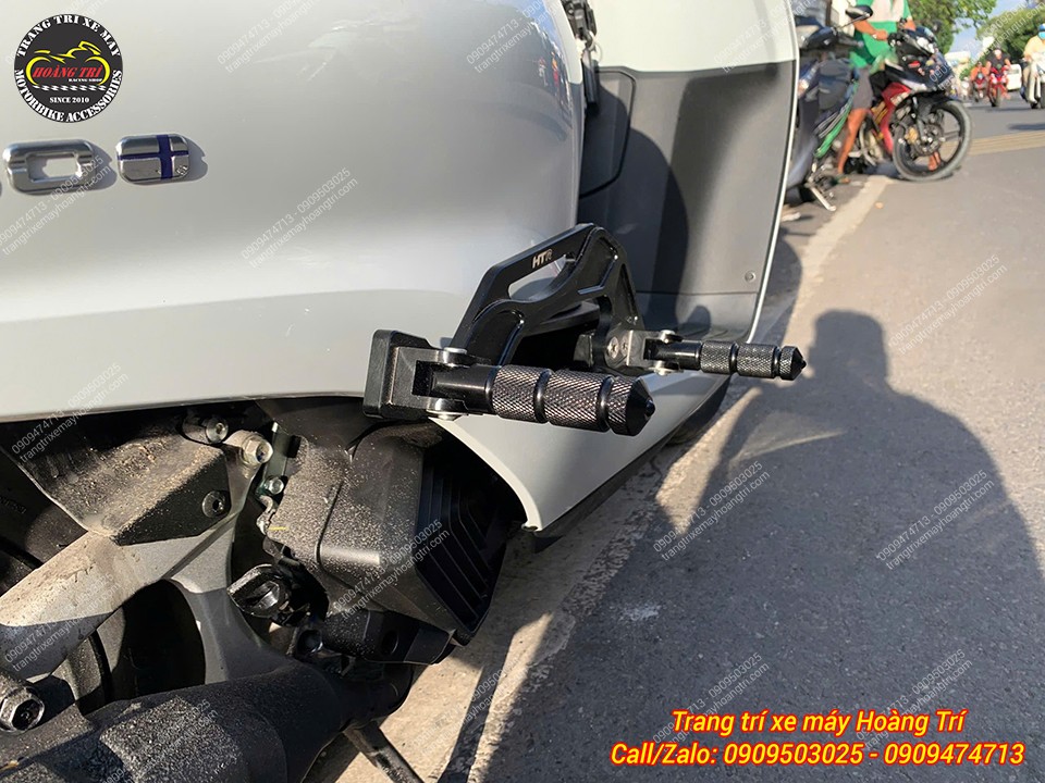 Thiết kế gác chân phụ HTR giúp người ngồi sau đặt chân vững, giảm mỏi