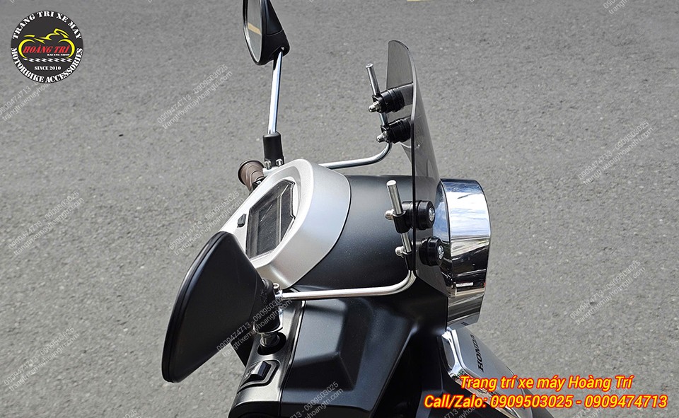 Kính chắn gió TRU Giorno 125 lắp đặt hoàn chỉnh, có chân kim loại chắc chắn, chống rung lắc