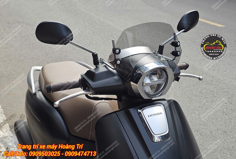 Kính chắn gió Giorno 125 thiết kế nhỏ gọn, phù hợp với phong cách cổ điển