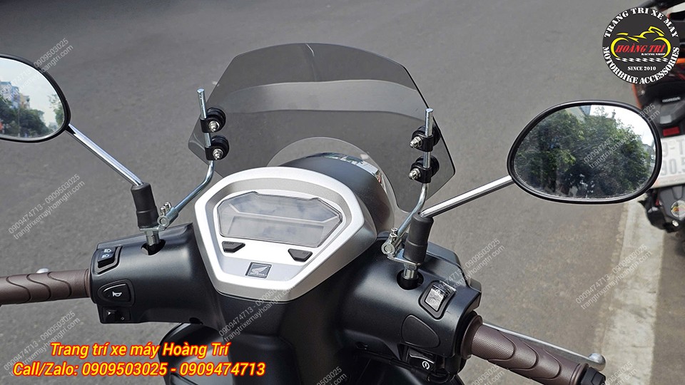 Kính có màu đen khói với cặp pát kim loại chắc chắn gắn chân kính