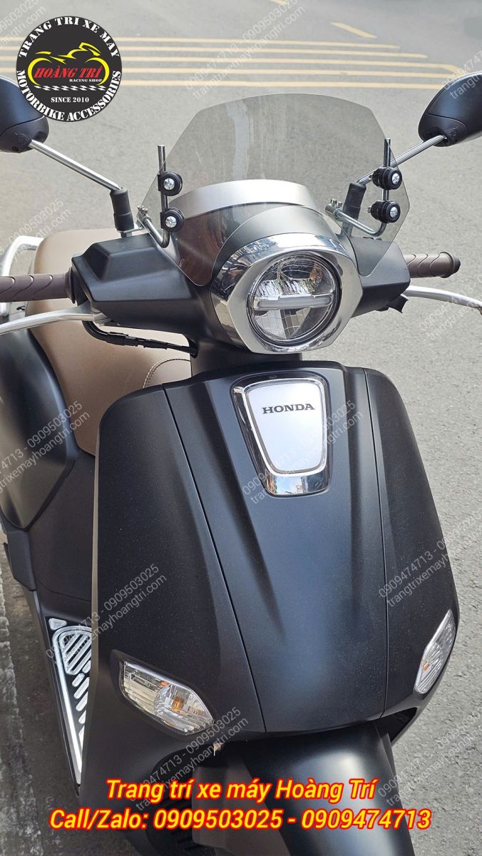 Giorno 125 màu đen lắp kính chắn gió TRU GR20, tạo sự cân đối và hài hòa với tổng thể xe