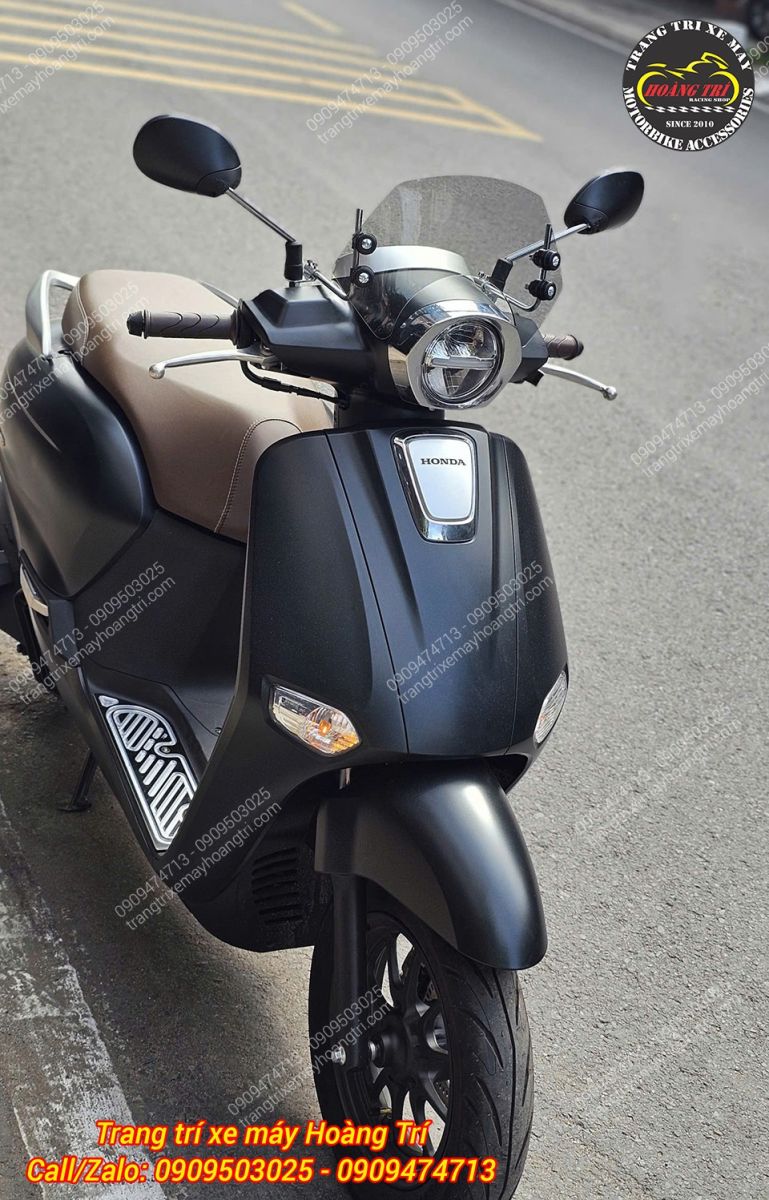 Góc chụp phía trước Giorno 125, kính chắn gió TRU nhỏ gọn, không che khuất đèn pha xe