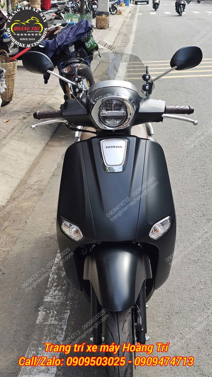 Góc chụp trực diện xe Giorno 125, kính chắn gió TRU GR20 giúp xe trông cuốn hút hơn