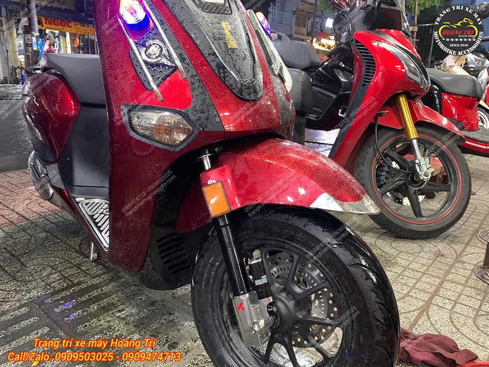 Anh khách chọn tông đen cá tính, ngoài ra shop còn có tông vàng nổi bật cho anh em