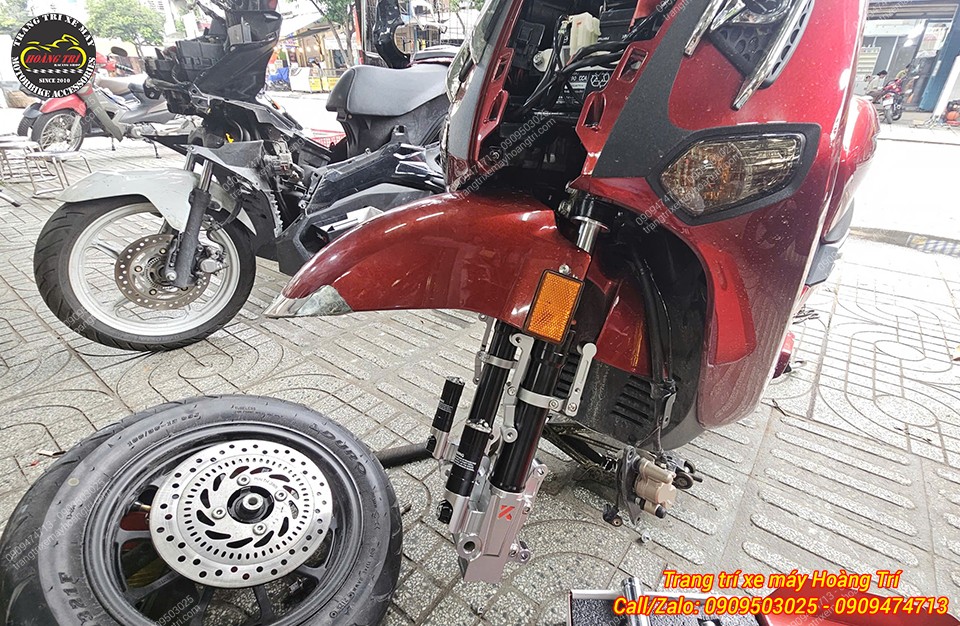 Toàn bộ dàn chân trước Giorno 125 khi tháo bánh để tiến hành lắp phuộc Kingham nhôm CNC