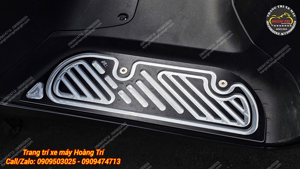 Thảm để chân nhôm màu bạc đã được trang bị trên chiếc Giorno 125