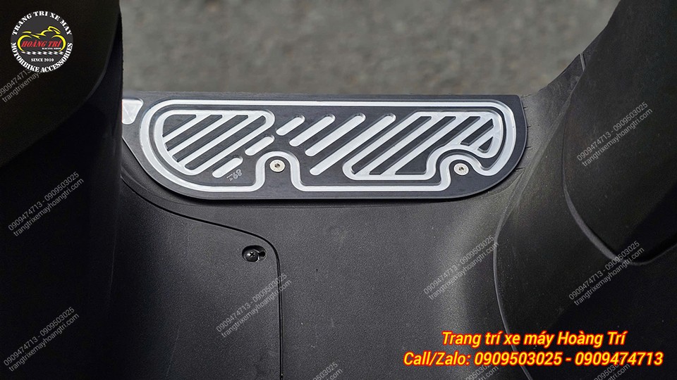 Lắp đặt vừa vặn, phù hợp với vị trí để chân cho người lái phía trước