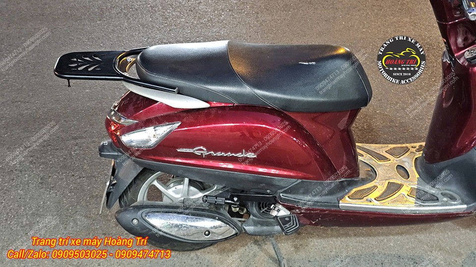 Cận cảnh baga sau nối dài gắn trên xe Grande, lắp chắc chắn, tăng khả năng chở balo túi xách