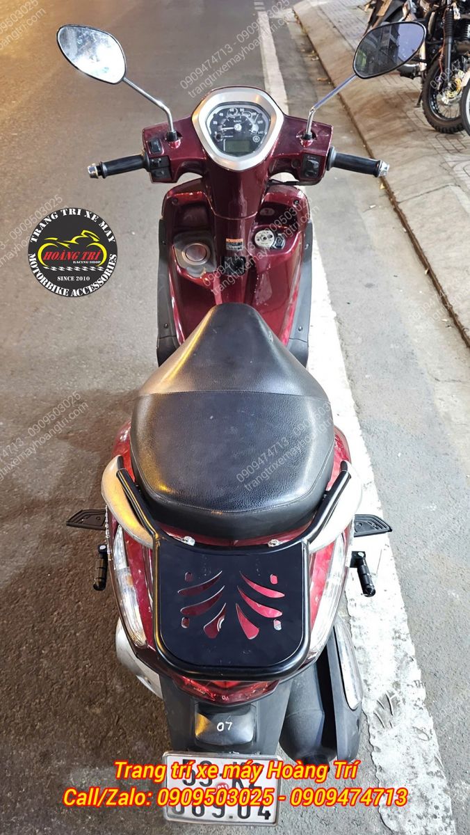 Góc nhìn trực diện từ sau xe Grande, baga nối dài sơn đen nổi bật, hài hòa tổng thể xe