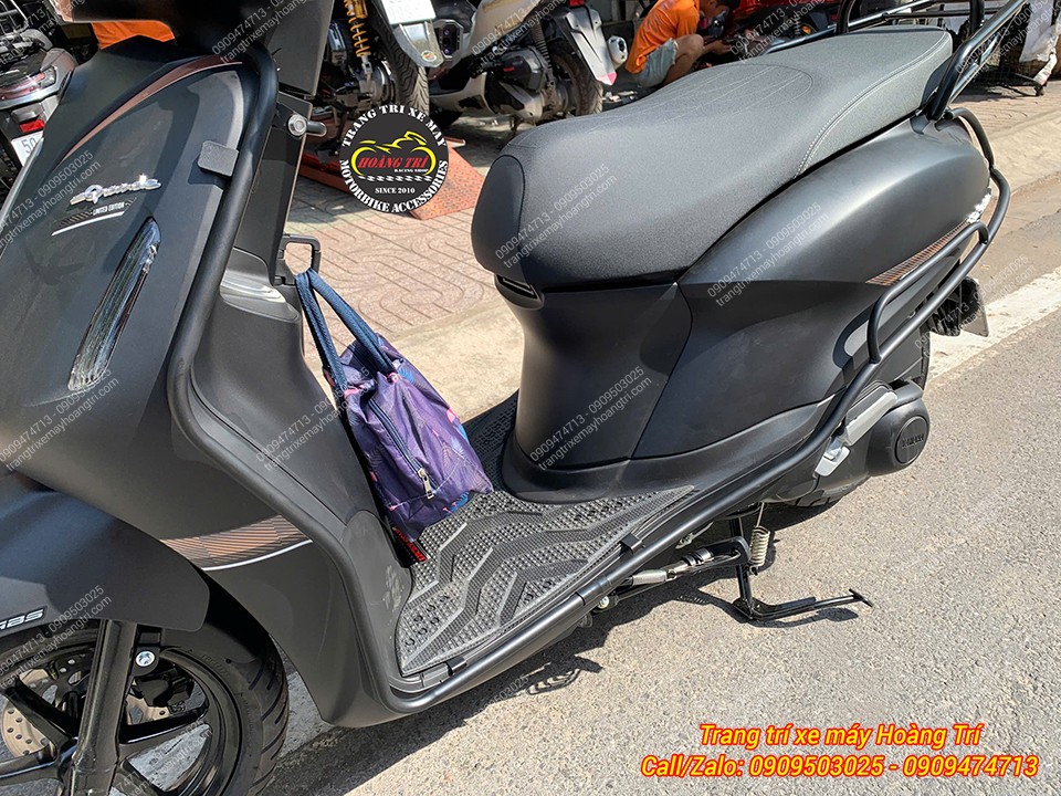 Cận cảnh khung bảo vệ sườn bên hông xe Yamaha Grande, chống trầy xước thân xe hiệu quả