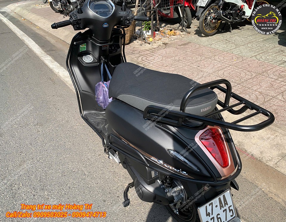 Góc nhìn từ sau xe Grande 2025 với bộ khung bảo vệ che chắn đèn hậu hiệu quả