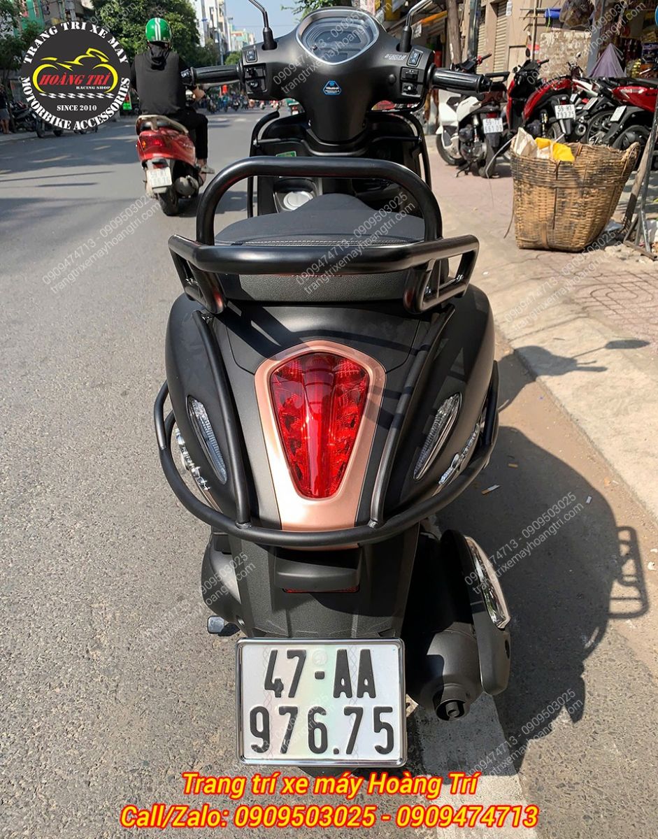 Góc nhìn trực diện từ phía sau, khung bảo vệ sau bo sát đuôi xe, tăng tính bảo vệ cho đèn hậu