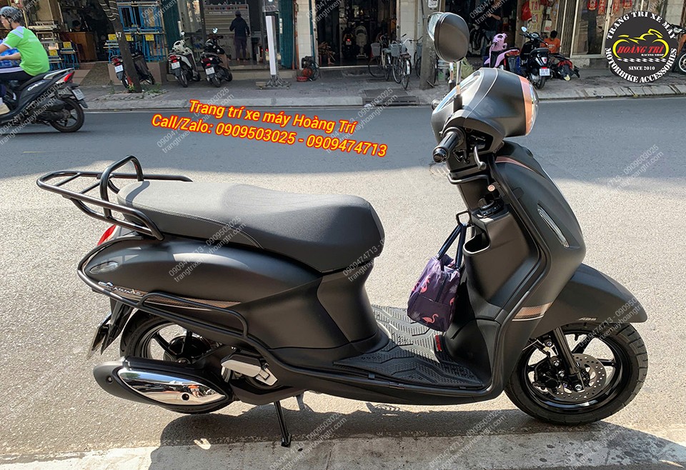 Toàn cảnh xe Yamaha Grande 2025 với trọn bộ khung bảo vệ và baga sau với tông màu đen đồng bộ