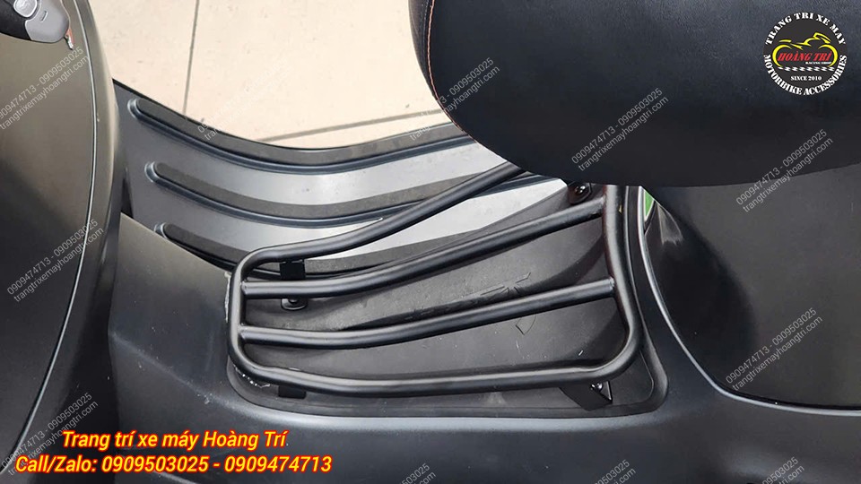 Cận cảnh baga sàn Vespa GTS lắp gọn gàng, hỗ trợ để chân sau và chở đồ tiện lợi