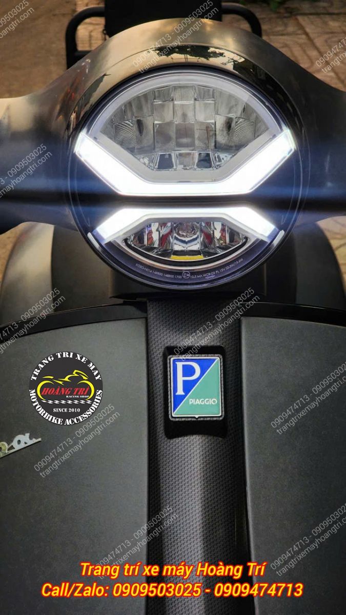 Cận cảnh đèn pha KOSO Vespa GTS với dải LED định vị chữ X nổi bật